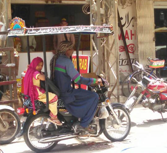 ضرورت ایجاد کی ماں، سندھی نوجوان نے گرمی سے بچنے کا انوکھا طریقہ نکال لیا