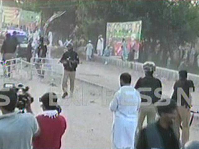پشاور میں تحریک انصاف کے جلسے میں بدنظمی، پولیس کا لاٹھی چارج اور ہوائی فائرنگ