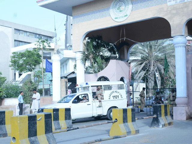 کراچی میں سوک سینٹر پر نیب اوررینجرز کے چھاپے، لینڈ ڈیپارٹمنٹ کی متعدد فائلیں تحویل میں لے لیں