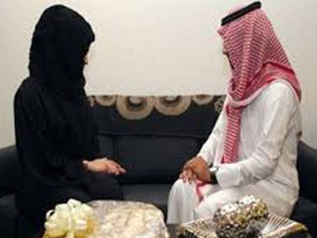 سعودی دُلہا نے ’’ہنی مون‘‘ پر پستول ساتھ لے جانے پر دلہن کو طلاق دے دی