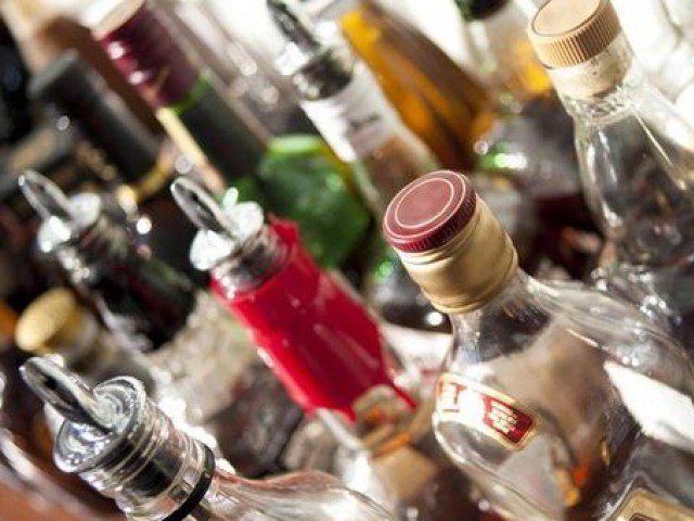 پولیس نے چار افراد سے شراب برآمد کرکے مقدمات درج کرلیے