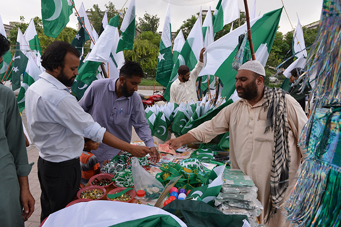 ماہ اگست شروع ہوتے ہی جشن آزادی کے حوالے سے پاکستانی پرچم، جھنڈیوں، بیجزاوردیگرآرائشی اشیاء کی فروخت کےلئےدرجنوں عارضی اسٹالزقائم