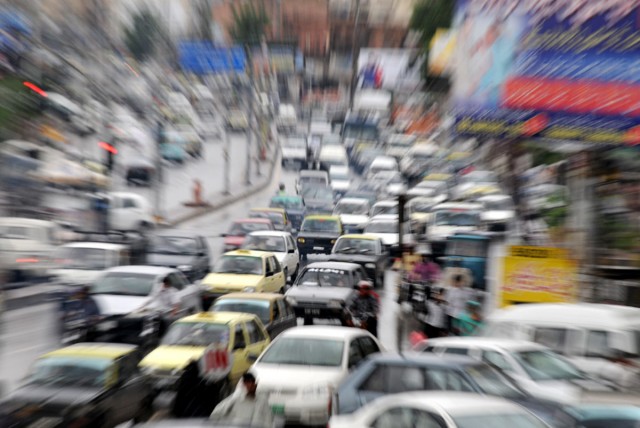 پرائیویٹ تعلیمی اداروں کی پارکنگ کی وجہ سے ٹریفک بلاک جام  رہنے لگی
