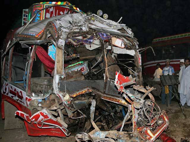حضرت سلطان باہوؒ کے مزار سے واپس آنے والے زائرین کی بس کو حادثہ، دو افراد جاں بحق 33 زخمی