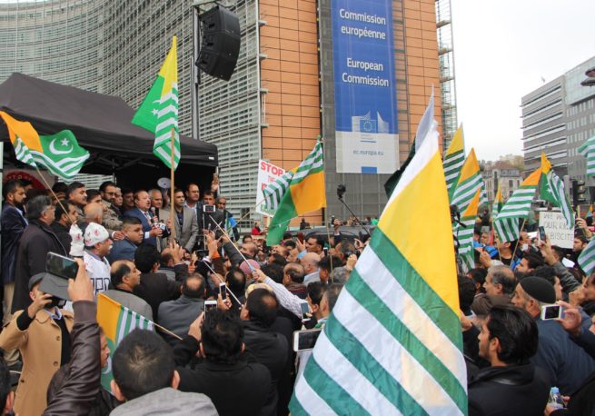 اٹلی:  انڈین سفارتخانہ کے سامنے ہزاروں افراد کا احتجاجی مظاہرہ، انڈین آرمی مردہ باد کے نعرے۔۔!