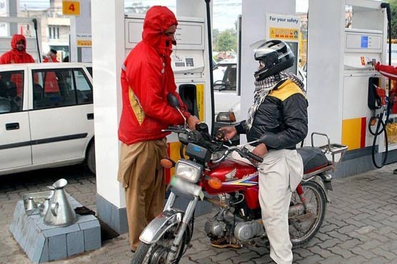پٹرول کی قیمت میں 2 روپے 25 پیسے فی لیٹر اضافہ کر دیا گیا