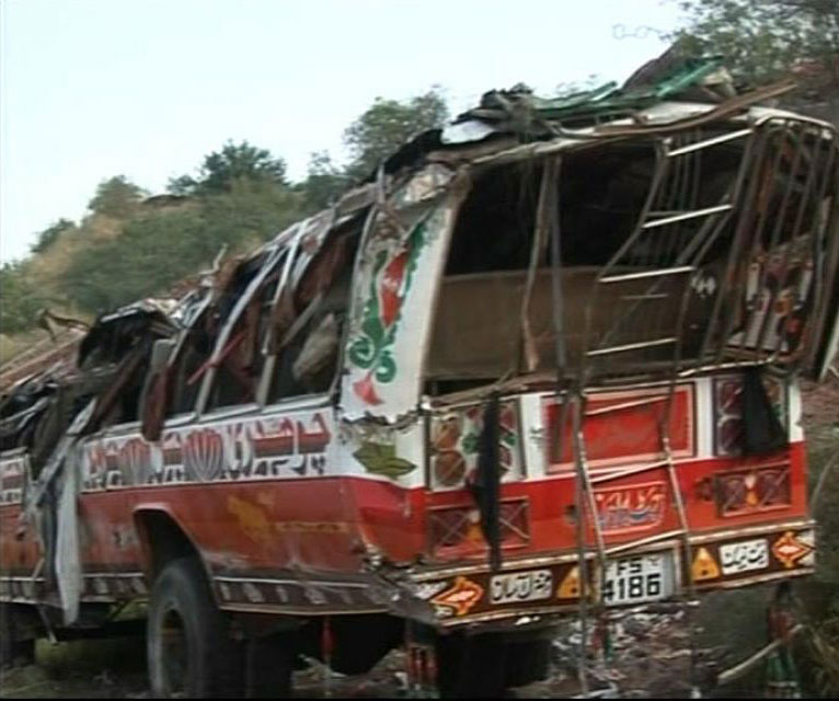 فیصل آباد المناک ٹریفک حادثہ، بس الٹنے سے5افراد جاں بحق 20زخمی ہوگئے ہیں