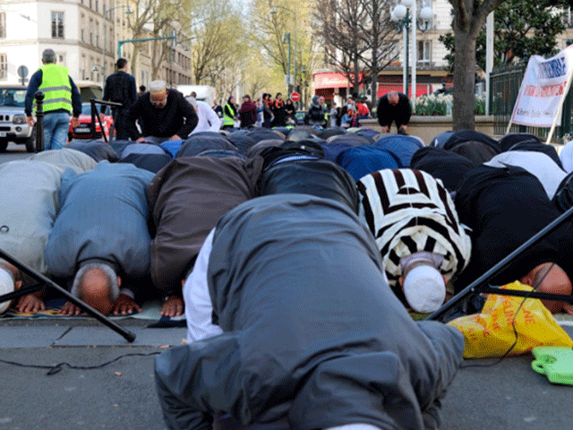 پیرس میں مسلم کمیونٹی کا مساجد کی کمی پر سڑک پر نما ز ادا کر کے حکومت کیخلاف احتجاج