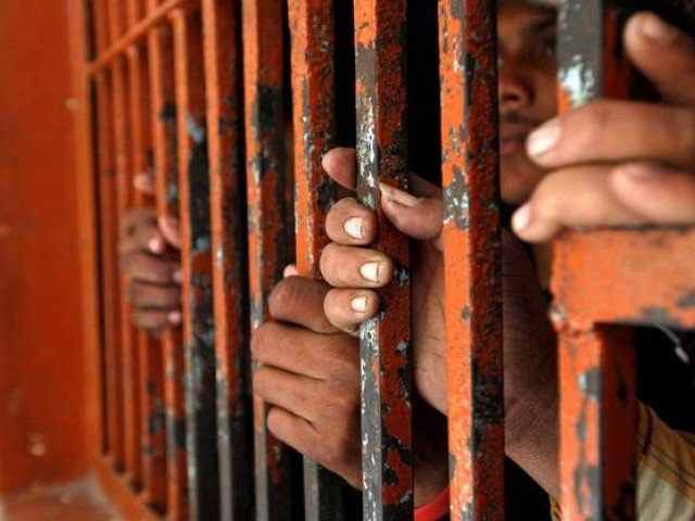 پولیس کا کراچی میں مساج سنٹر پر چھاپہ، 11خواتین اور 10مرد گرفتار