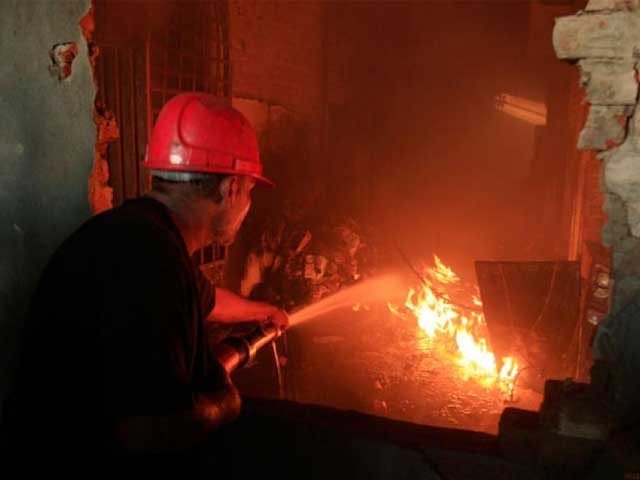 کراچی میں گتے کی فیکٹری میں آتشزدگی سے 3 ملازمین زخمی
