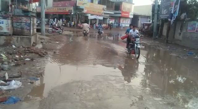 ٹانڈہ ترقی کے دعویداروں کا پول بارش کی چند بوندوں نے کھول دیا