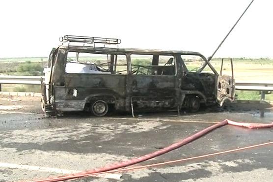 ہیڈ محمد والا کے قریب مسافر وین میں آگ لگ گئی، خواتین اور بچوں سمیت 6 افراد جاں بحق ، 24 زخمی