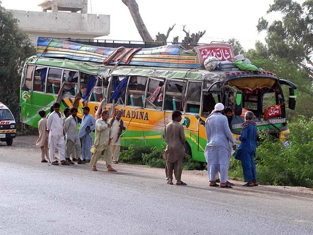 حیدرآباد کے قریب کراچی جانے والی بس کوحادثہ؛ 7 افراد جاں بحق