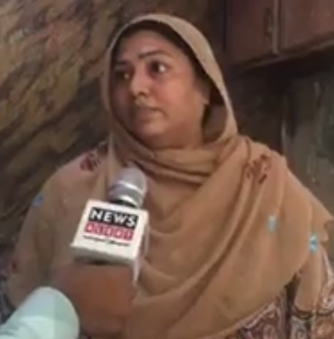 پاکستانی باہمت خاتون نیوز الرٹ کے ساتھ