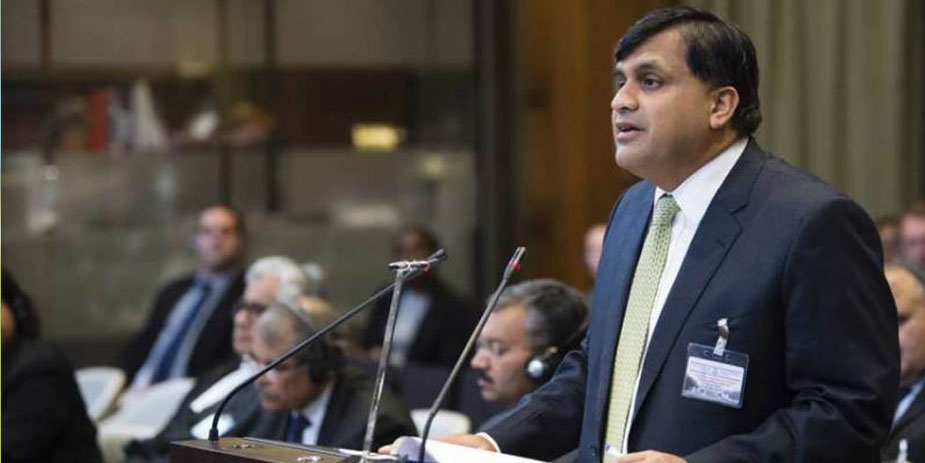 پاکستان فیصلہ کرے گا کے بھارتی پائلٹ کے ساتھ کیا کرنا ہے