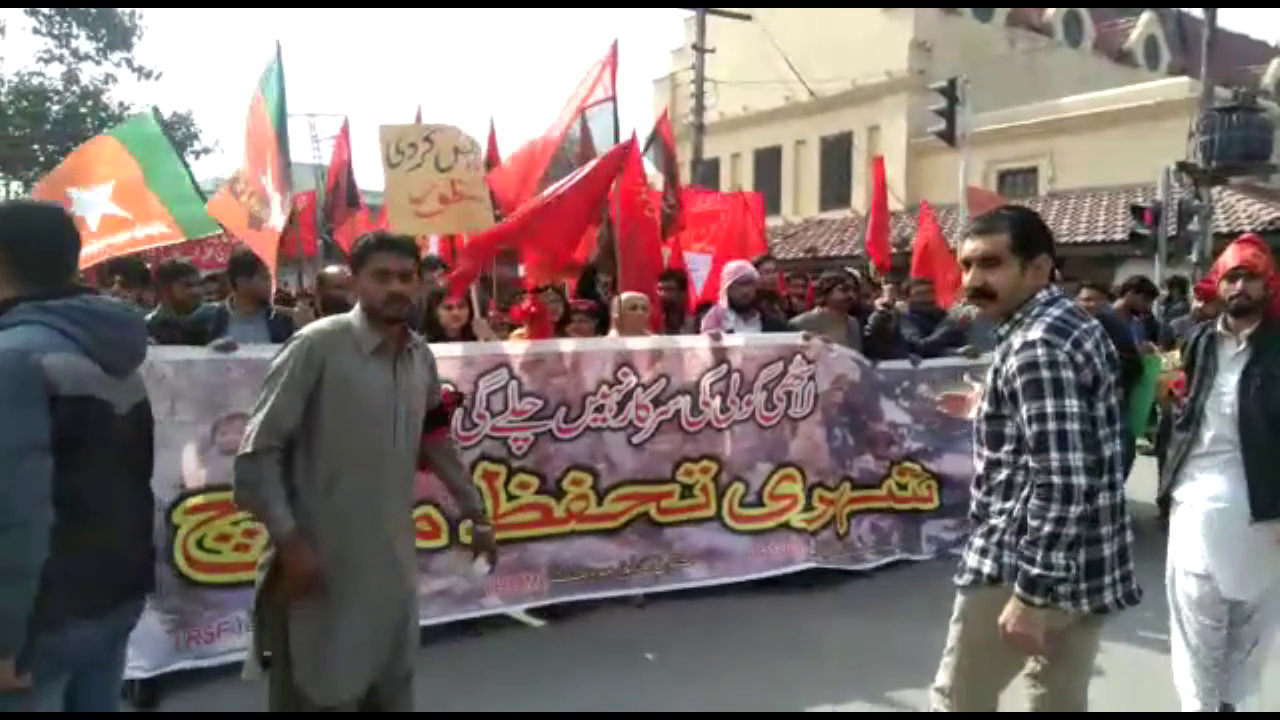 لاہور:  سانحہ ء ساہیوال کے متاثرین سے اظہارِ یکجہتی کیلئے شہری سڑکوں پر نکل آئے۔۔۔