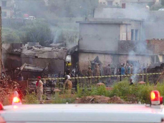 راولپنڈی :پاک آرمی کا چھوٹا تربیتی طیارہ آبادی پر گر کر تباہ، 18 افراد شہید
