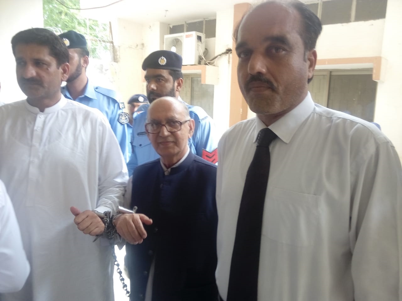 نواز شریف کے سابق معاون خصوصی عرفان صدیقی اڈیالہ جیل سے رہا