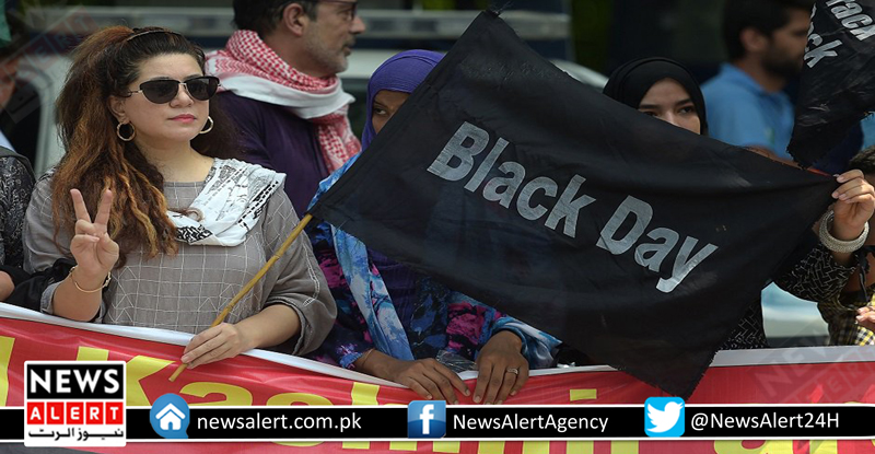 بھارت کے یوم آزادی کے موقع پر اسلام آباد میں بھارتی سفارتخانے کے سامنے ریلی نکال کر یوم سیاہ منایا گیا