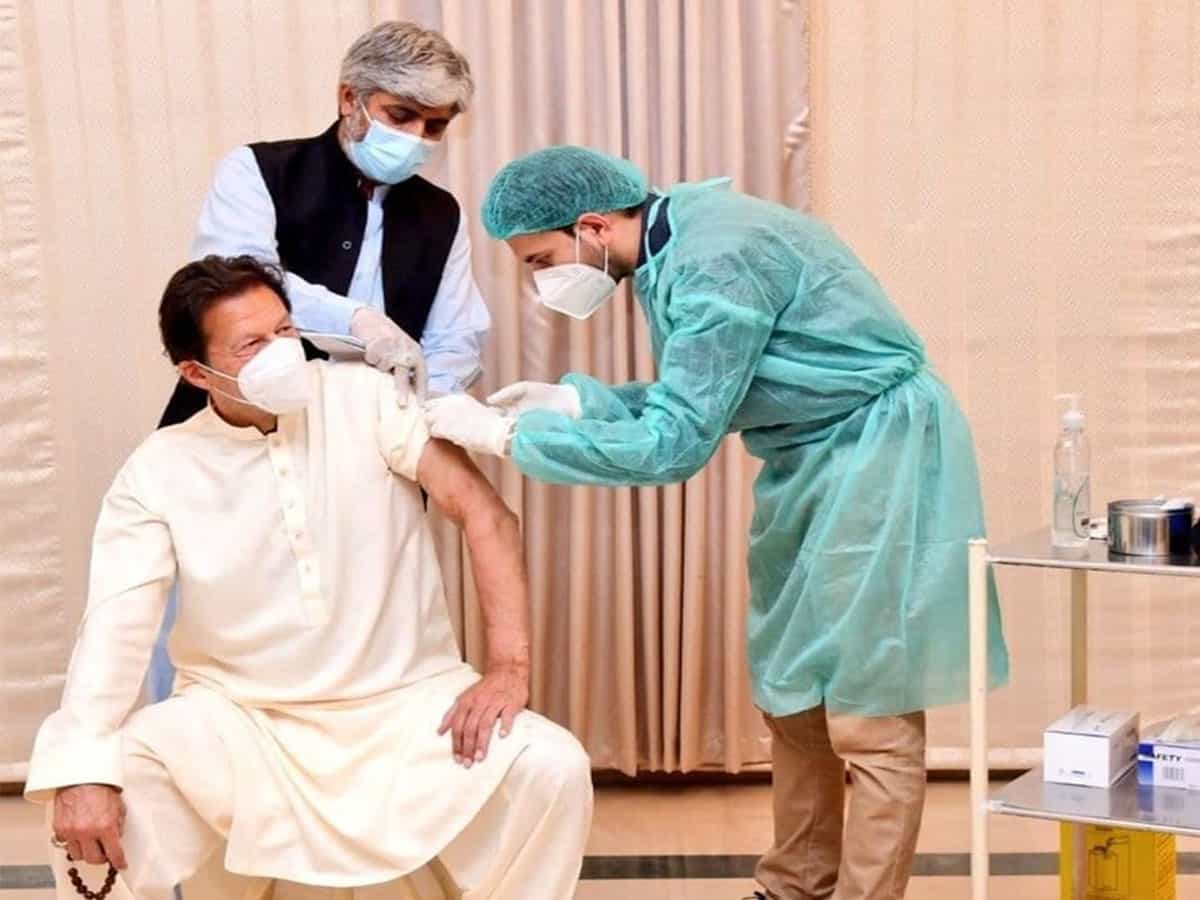 وزیر اعظم عمران خان نے کرونا وائرس کی ویکسین لگوالی