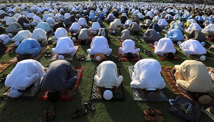 ملک بھر میں عیدالفطر، اجتماعات میں کورونا سے نجات کیلئے خصوصی دعائیں