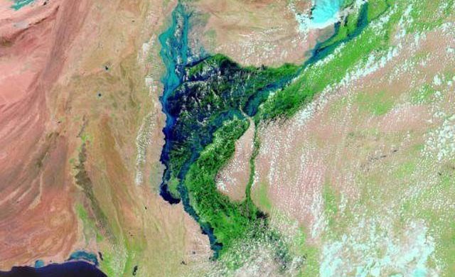 پاکستان کے حالیہ سیلاب نے خشکی پر 100 کلومیٹر وسیع جھیل بنادی ہے ، ناسا