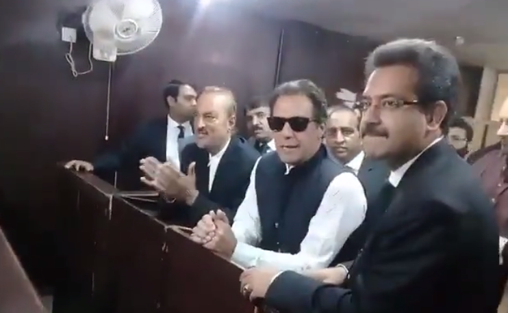جج زیبا چوہدری سے معذرت کیلئے عمران خان انکی عدالت پہنچ گئے