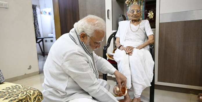بھارتی وزیراعظم کی والدہ 100 برس کی عمر میں انتقال کر گئیں