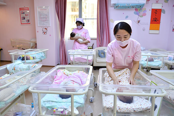 اب چین میں زیادہ سے زیادہ بچے پیدا کرنے کی اجازت ہو گی ۔
