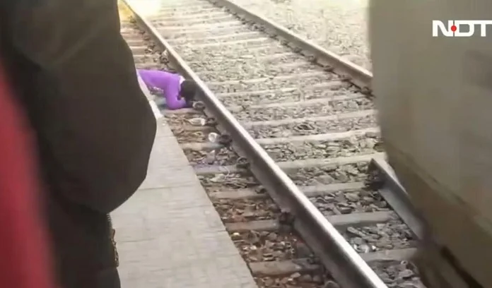 ماں نے ٹرین کی پٹری پر لیٹ کر بچے کی جان بچالی