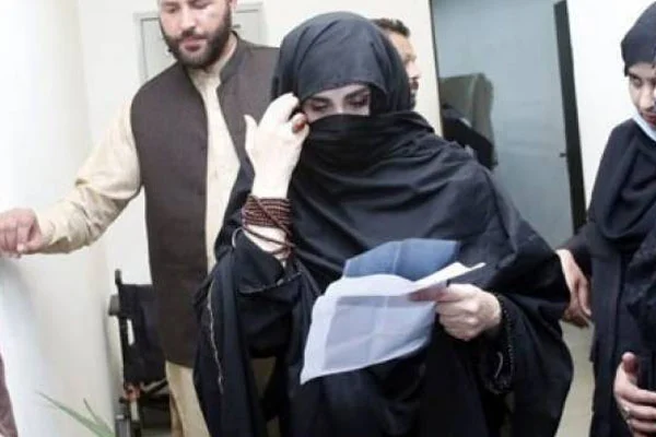 توشہ خانہ کیس میں 14 سال کی سزا: بشریٰ بی بی گرفتاری دینے اڈیالہ جیل پہنچ گئی