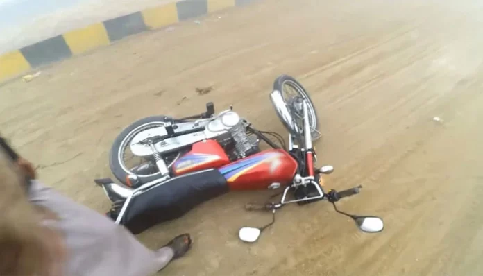 Collision between 2 motorcycles in Karachi, 2 youths died