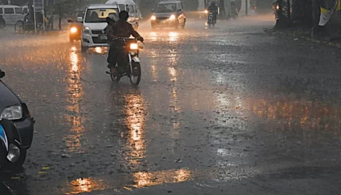 گجرات سمیت پنجاب کے مختلف شہروں میں گرج چمک کیساتھ بارش