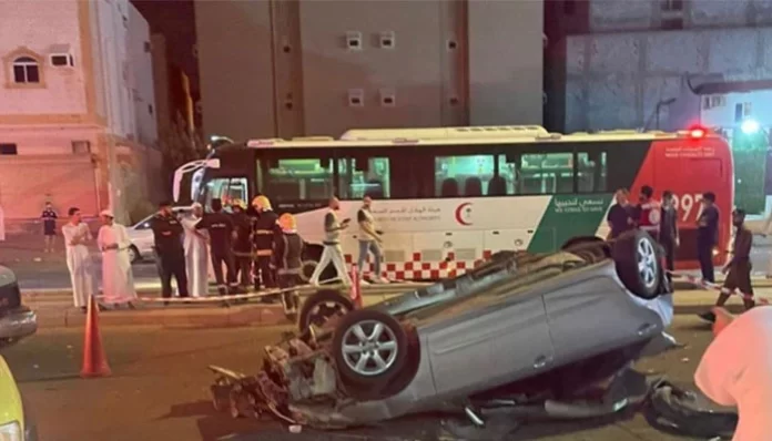 تیز رفتار گاڑی افطار دسترخوان پر بیٹھے افراد پر چڑھ گئی، 21 افراد زخمی