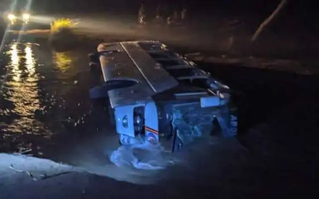 زائرین سے بھری بس نہر میں جاگری، 1 شخص جاں بحق جبکہ 10 سے زائد زخمی