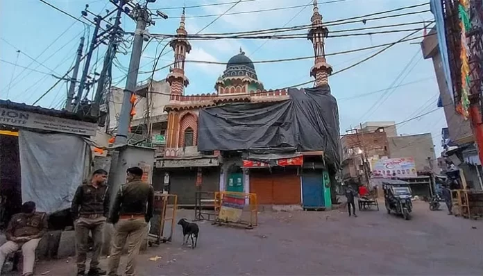 بھارت، ہولی کے جلوس کیلئے مساجد کو ترپالوں سے ڈھانپ دیا گیا