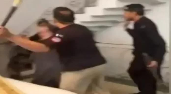 پولیس کا شہری پر ہاکی سے تشدد، ویڈیو وائرل