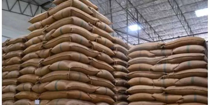 محکمہ خوراک پنجاب کیجانب سے جاری بیان میں کہا گیا ہے کہ ہمارے گوداموں میں پہلے ہی 23 لاکھ ٹن گندم موجود ہے، 3 رکنی وزرا کمیٹی گندم خریداری پالیسی کا اعلان ایک دو روز میں کرے گی۔