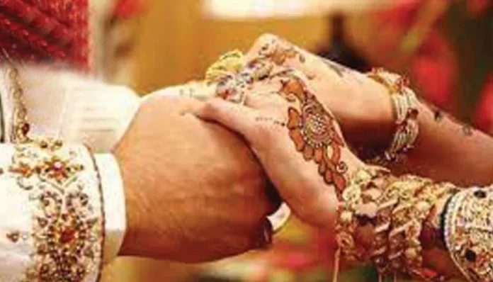 چچا کی پسند کی شادی: بااثر افراد کا جرمانے کے طور پر 2 بچیاں وڈیرے کو دینے کا فیصلہ