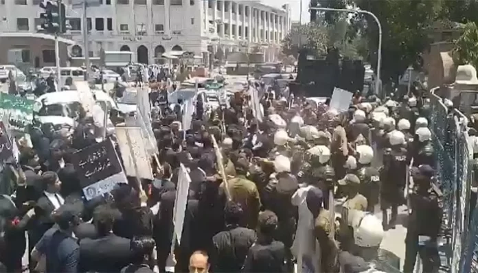 عدالتوں کی منتقلی: وکلا کے احتجاج پر پولیس کیجانب سے لاٹھی چارج اور شیلنگ